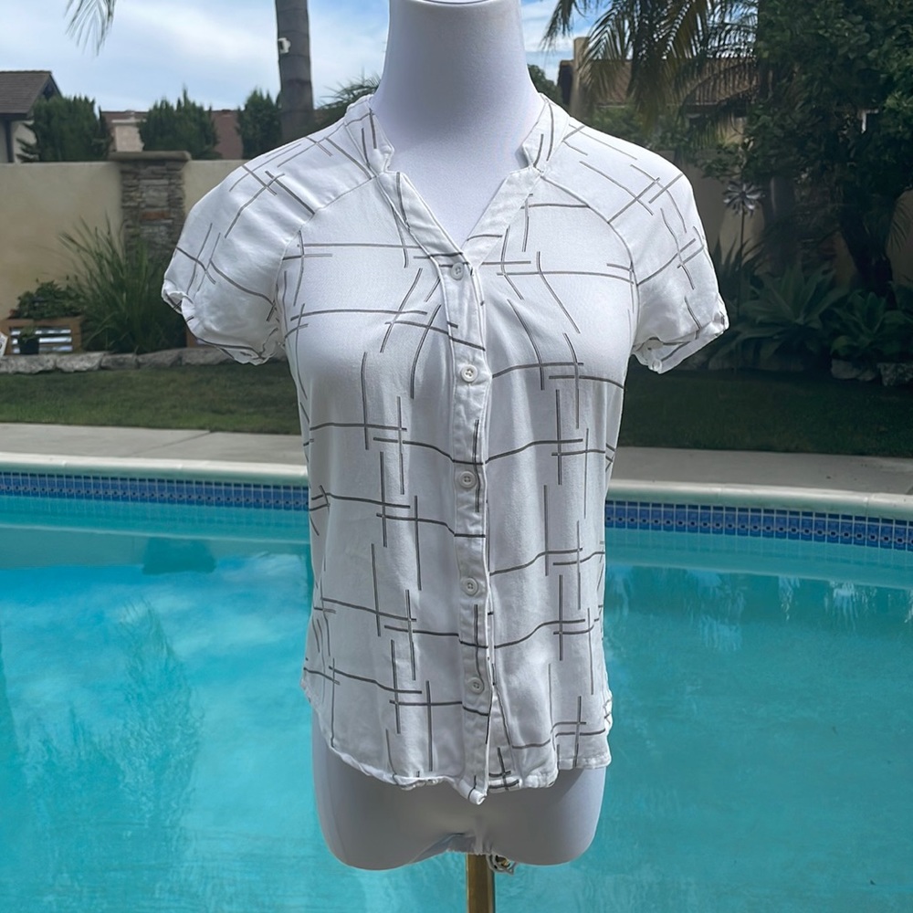 RVCA white & black short sleeve button-down top | Size XS